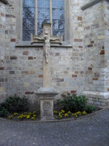 Delbrueck-Kruzifix am Chor der Kirche