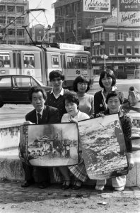 Delegatie van de Japanse Vredesbeweging met posters tegen de kernbewapening in A, Bestanddeelnr 930-1954