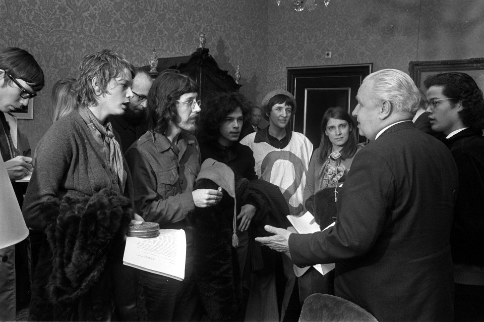 Delegatie in gesprek met mr. F.J.F.M. van Thiel, voorzitter van de Tweede Kamer, Bestanddeelnr 923-4459