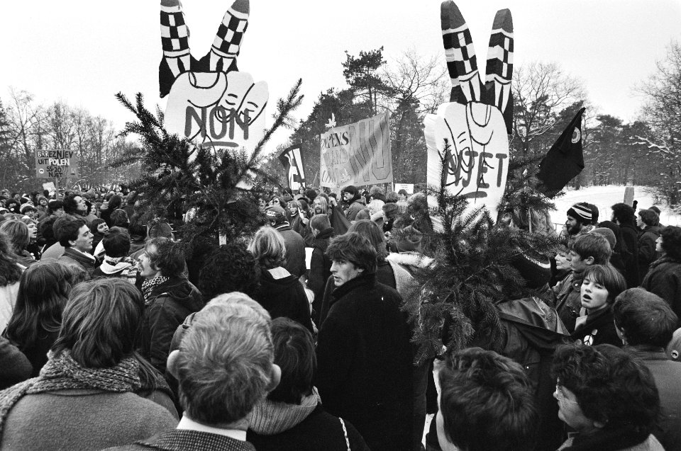 Demonstratie bij NAVO-basis Havelterberg tegen kernwapens en het gedwongen lopen, Bestanddeelnr 931-8812