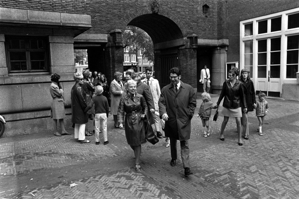 Delegatie van aktiecomite Schoolstaking uit de ouderraad heeft bespreking met ra, Bestanddeelnr 923-5394