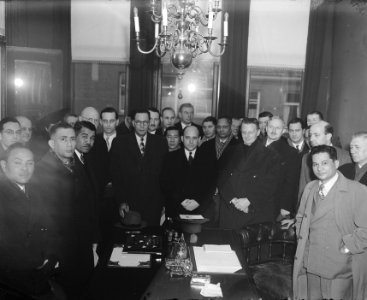 Delegaties Curacao en Suriname brengen bezoek aan arbeiderswoningen Rotterdam-we, Bestanddeelnr 902-5717