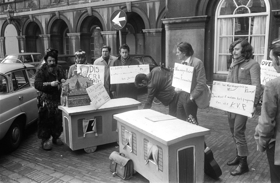 Demonstranten protesteren met kartonnen mini-woonwagens en borden, Bestanddeelnr 924-3574