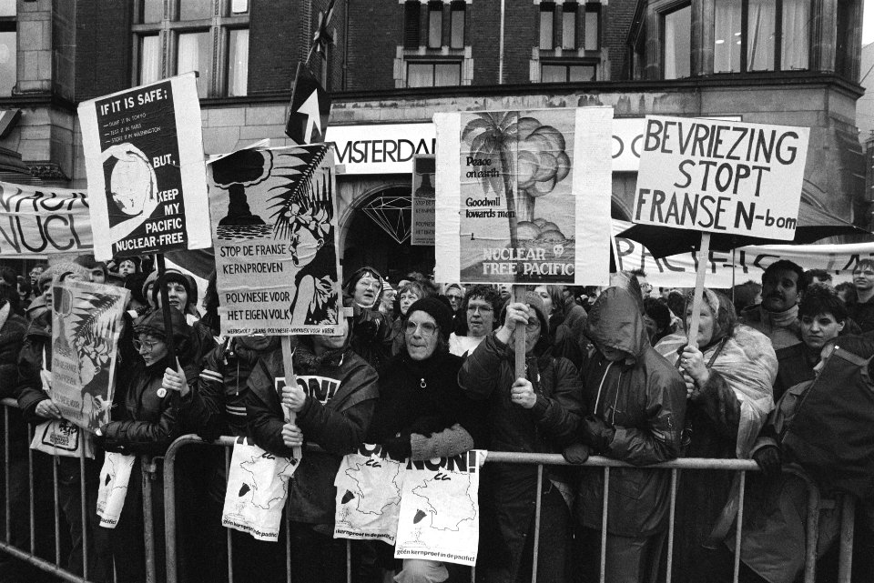 Demonstranten tegen atoommacht van Frankrijk op Dam, Bestanddeelnr 932-8584