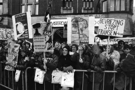 Demonstranten tegen atoommacht van Frankrijk op Dam, Bestanddeelnr 932-8584