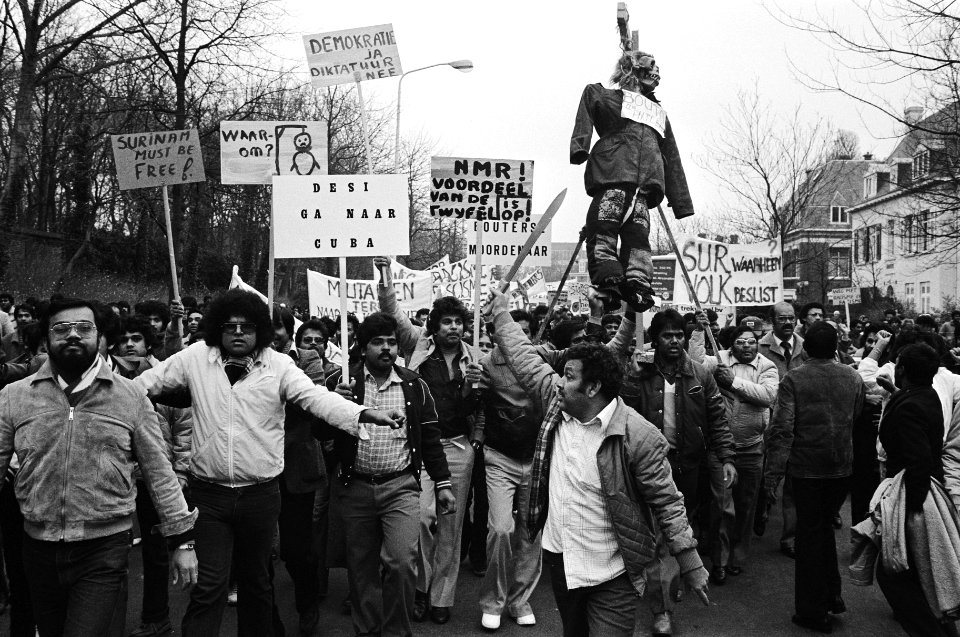 Demonstranten op weg naar de ambassade, Bestanddeelnr 932-4356