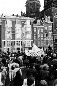 Demonstranten voor het kraakpand, Bestanddeelnr 930-9644