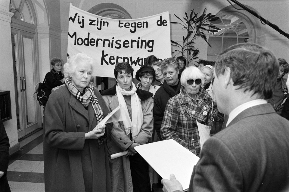 Delegatie Vrouwen tegen kernwapens biedt de Tweede Kamer een petitie aan tegen, Bestanddeelnr 934-4072