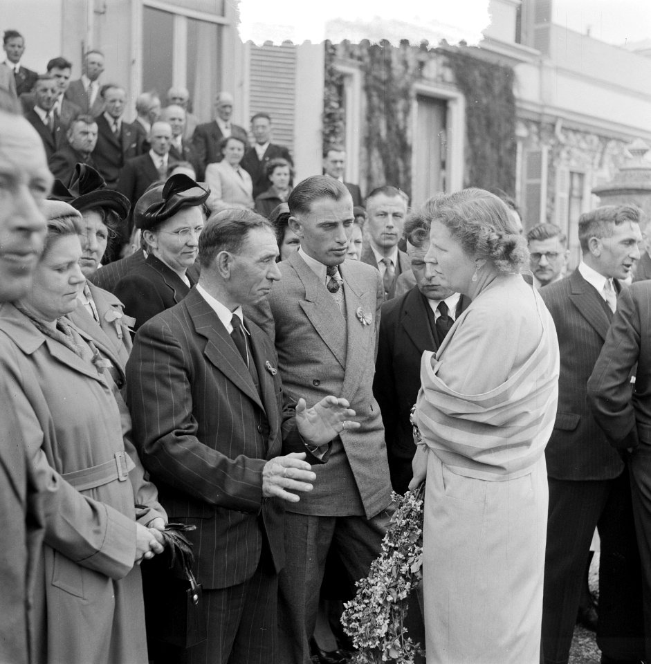 Delegaties uit de getroffen gebieden werden door H. M. ontvangen, Bestanddeelnr 905-6970