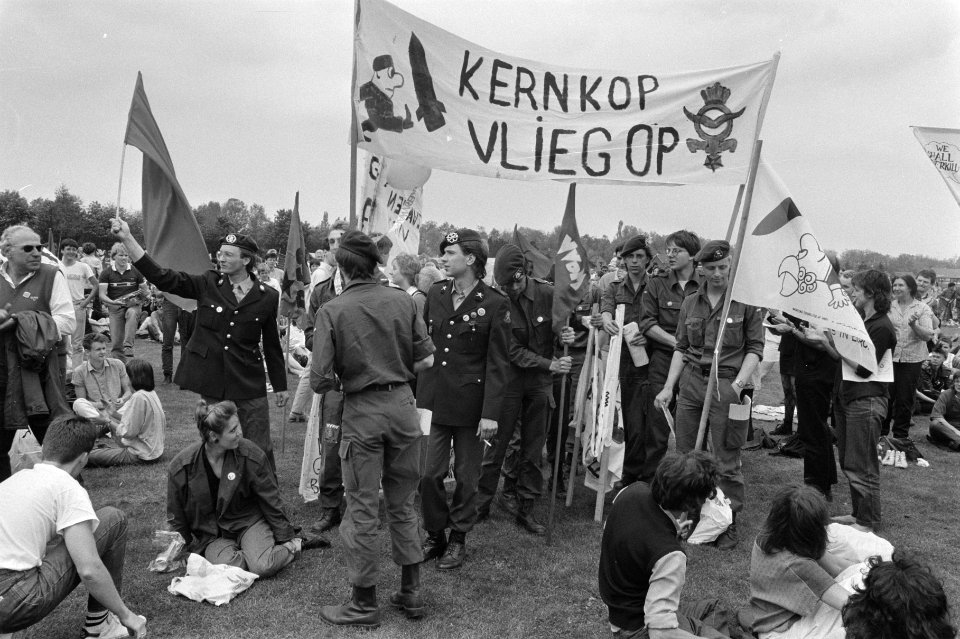Demonstranten protesteerden bij vliegbasis Woensdrecht te kruisraketten demonst, Bestanddeelnr 933-6590