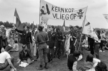 Demonstranten protesteerden bij vliegbasis Woensdrecht te kruisraketten demonst, Bestanddeelnr 933-6590