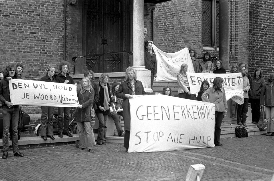 Demonstranten tegen erkenning van Chili op het Binnenhof, Bestanddeelnr 926-7414