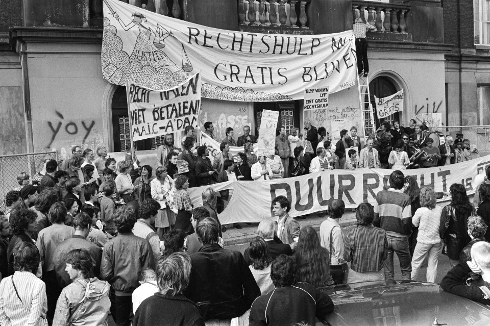 Demonstranten op de trappen met spandoeken, Bestanddeelnr 932-7131