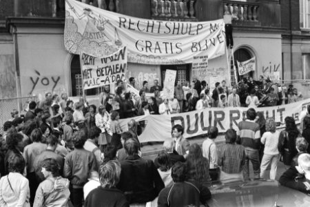 Demonstranten op de trappen met spandoeken, Bestanddeelnr 932-7131