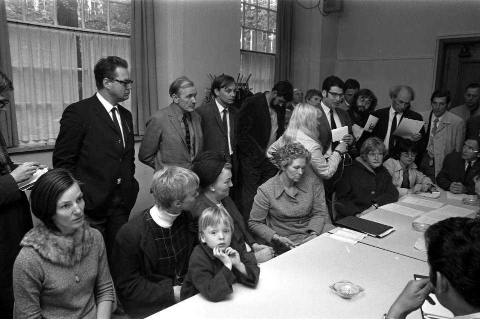 Delegatie van aktiecomite Schoolstaking uit de ouderraad heeft bespreking met ra, Bestanddeelnr 923-5398