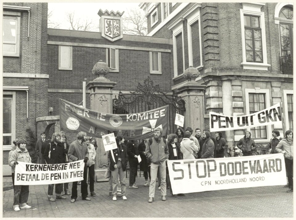 Demonstranten tegen kernenergie voor het gebouw van de Provinciale Staten van Noord-Holland (Paviljoen Welgelegen). NL-HlmNHA 54012349
