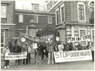 Demonstranten tegen kernenergie voor het gebouw van de Provinciale Staten van Noord-Holland (Paviljoen Welgelegen). NL-HlmNHA 54012349