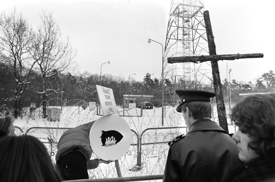 Demonstratie bij NAVO-basis Havelterberg tegen kernwapens en het gedwongen lopen, Bestanddeelnr 931-8813