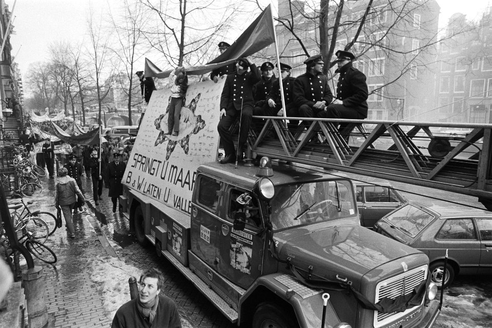 Demonstratie brandweer in Amsterdam tegen sluiting kazerne aan het Haarlemmerple, Bestanddeelnr 932-8460