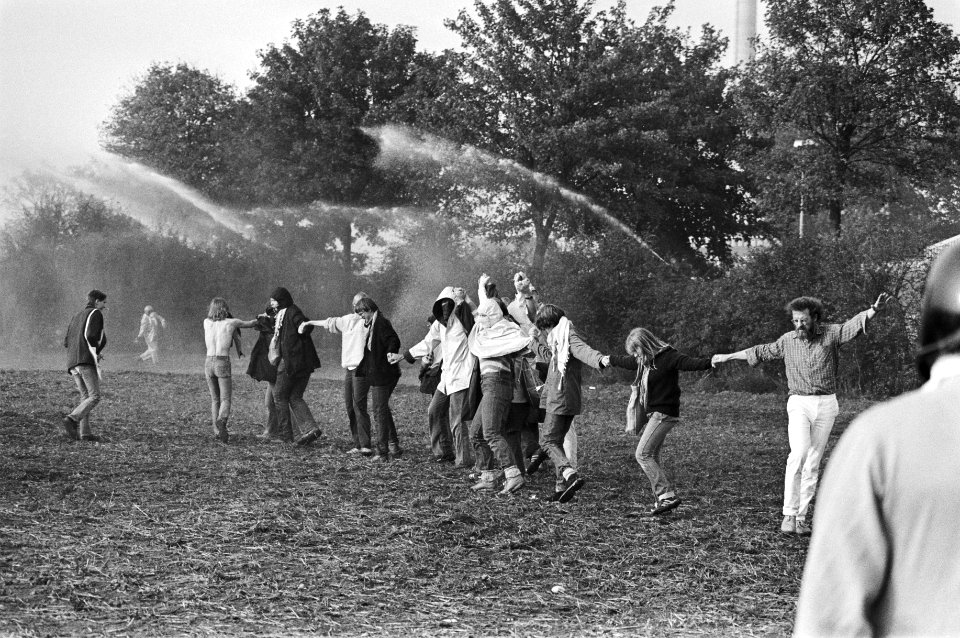 Demonstranten worden verjaagd met waterkanonnen, Bestanddeelnr 932-3498