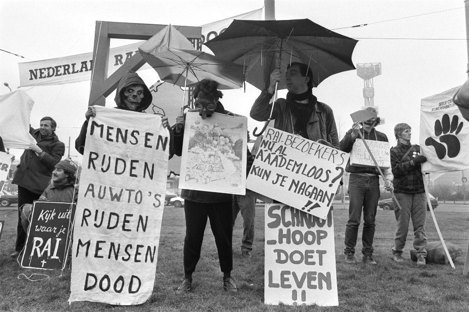 Demonstranten protesteren tegen Auto RAI87 in Amsterdam, Bestanddeelnr 933-8809