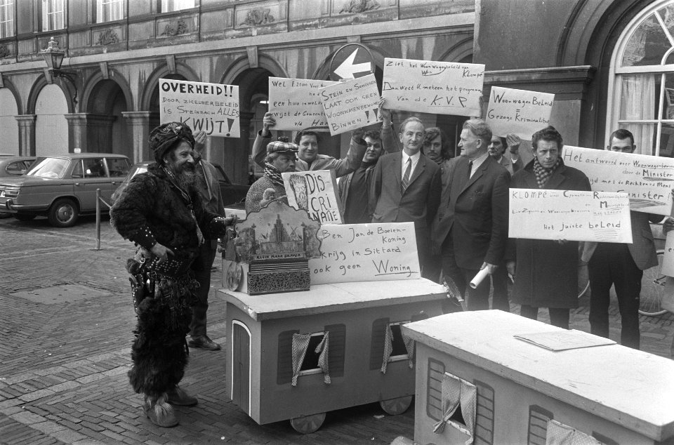 Demonstranten protesteren met kartonnen mini-woonwagens en borden, Bestanddeelnr 924-3573