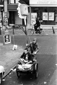 Demonstranten op een bakfiets met een galg en het portret van minister Brinkman , Bestanddeelnr 932-7695