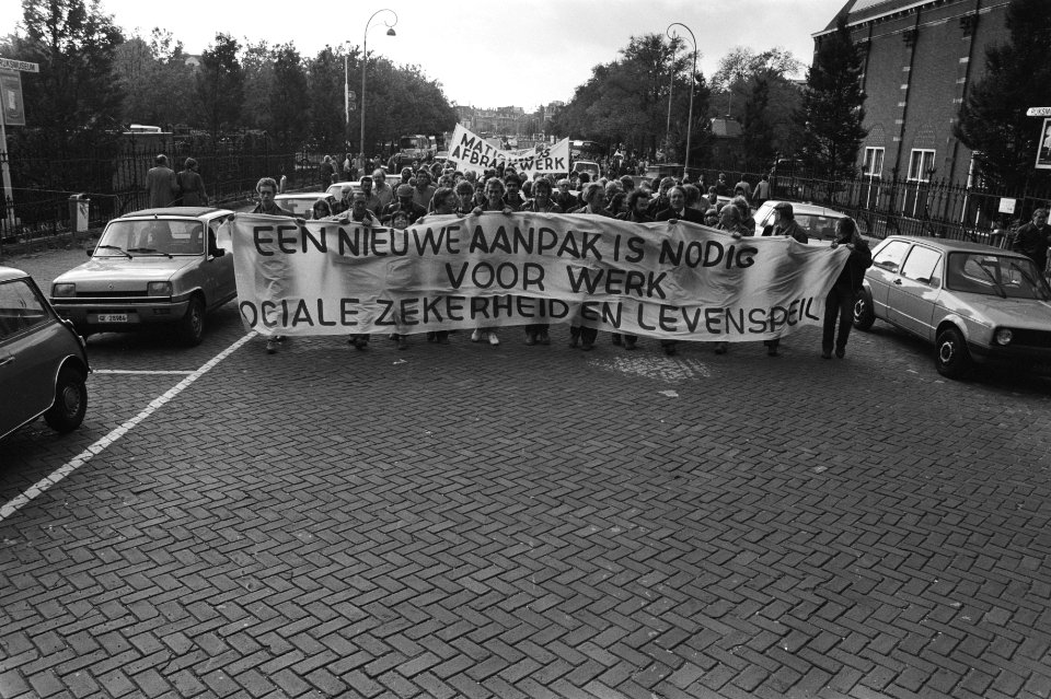 Demonstranten op weg naar de Dam waar een slotmanifestatie werd gehouden, Bestanddeelnr 931-7219