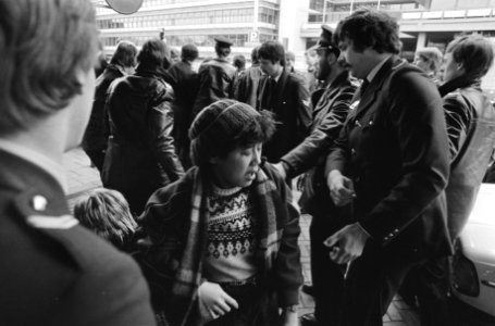 Demonstratie 30 jongeren Belangenvereniging Minderjarigen (BM) en vakbond tehuisbewoners voor Ministerie Justitie, Den Haag, Bestanddeelnr 931-3740