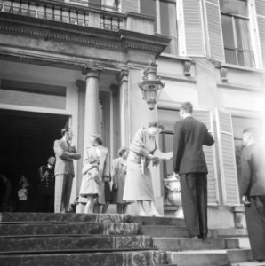 Delegaties uit de getroffen gebieden werden door H. M. ontvangen, Bestanddeelnr 934-5472
