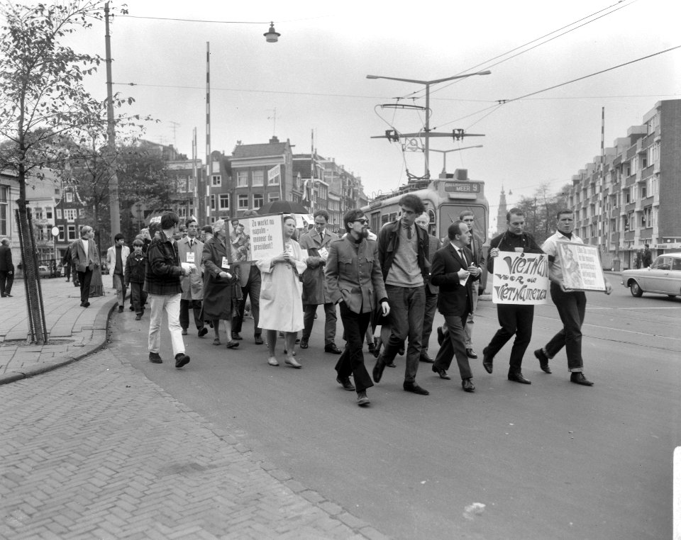 Demonstranten op weg naar het Amerikaans consulaat aan het Museumplein, Bestanddeelnr 919-6889