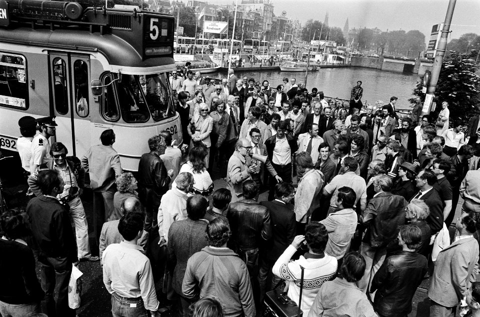 Demonstranten op het Stationsplein in Amsterdam in discussie met trambestuurders, Bestanddeelnr 930-3189