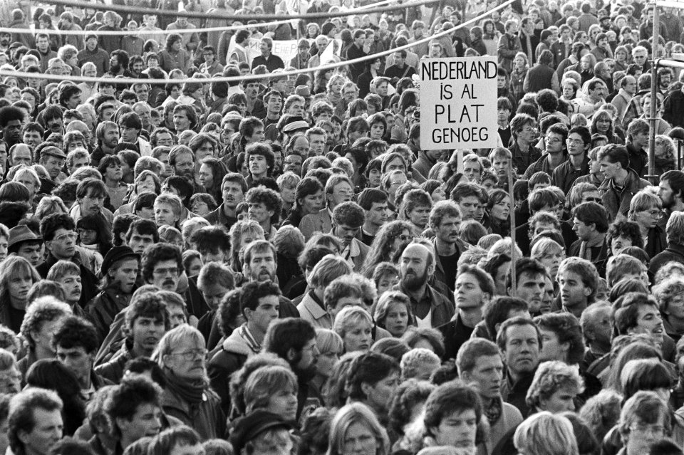 Demonstranten op het Malieveld met spandoek Nederland is al plat genoeg, Bestanddeelnr 932-7519
