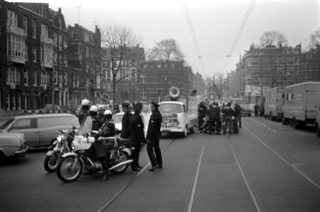 Demonstratie anti-bromfietsbelasting, Amsterdam, bromfietsers trekken door Amste, Bestanddeelnr 925-2077