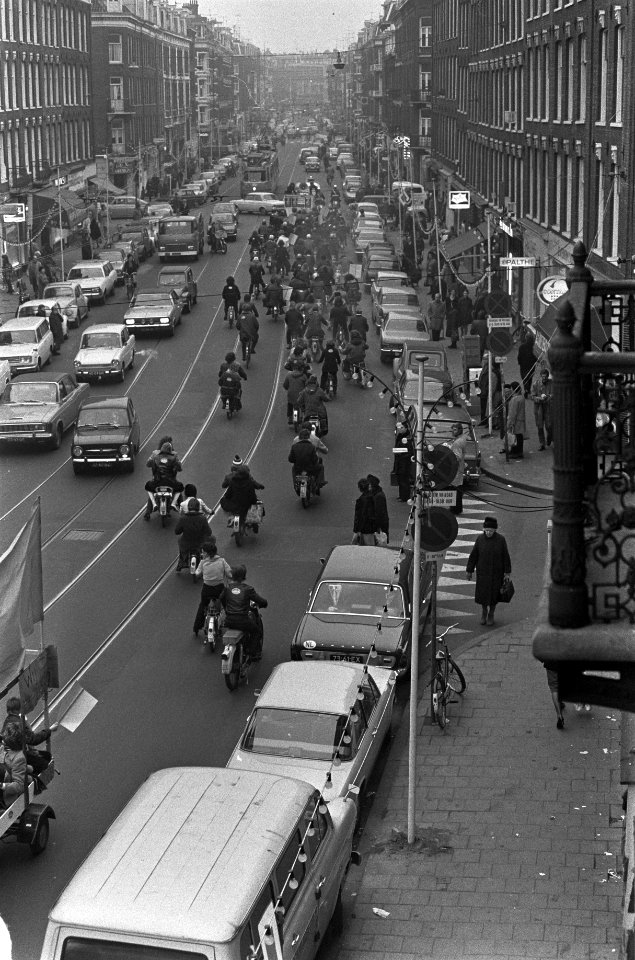 Demonstratie anti-bromfietsbelasting, Amsterdam, bromfietsers trekken door Amste, Bestanddeelnr 925-2071
