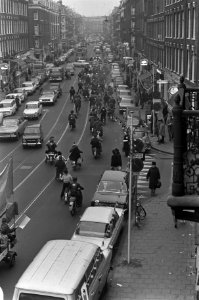 Demonstratie anti-bromfietsbelasting, Amsterdam, bromfietsers trekken door Amste, Bestanddeelnr 925-2071