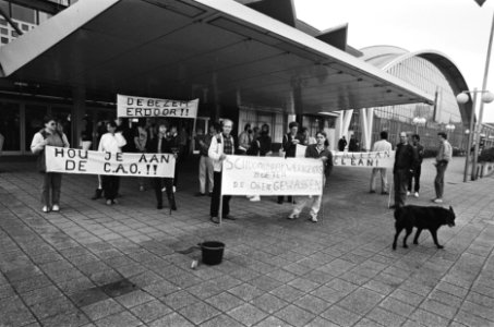 Demonstratie bij opening schoonmaakbeurs in de RAI tegen niet naleven van de CAO, Bestanddeelnr 933-3320