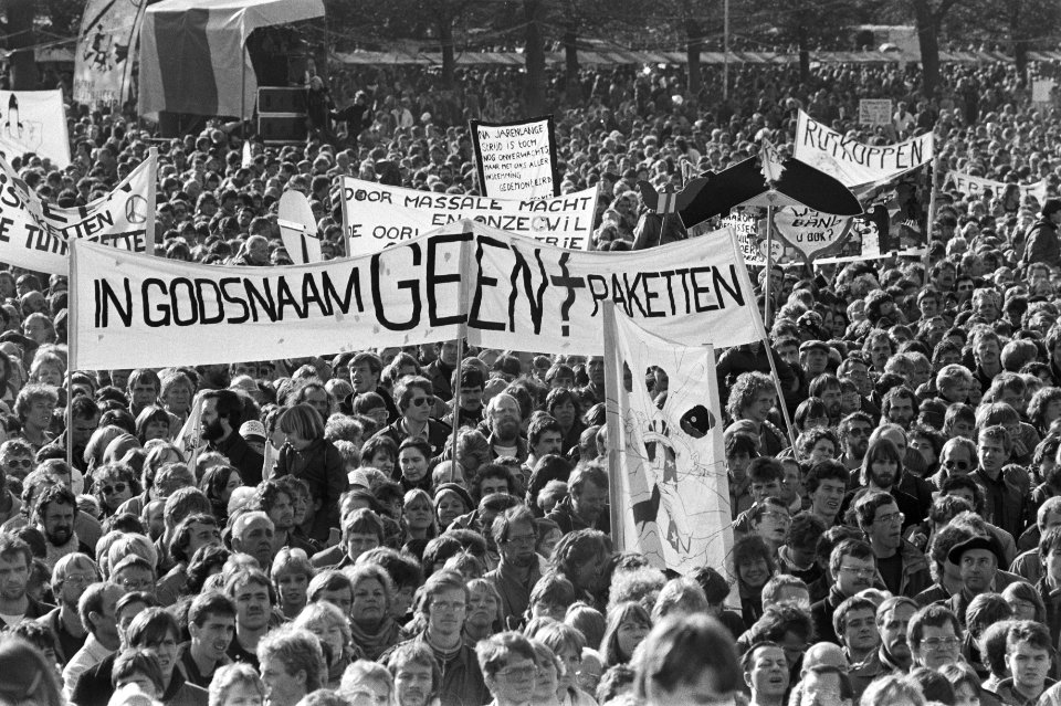 Demonstranten op het Malieveld met spandoeken, Bestanddeelnr 932-7498