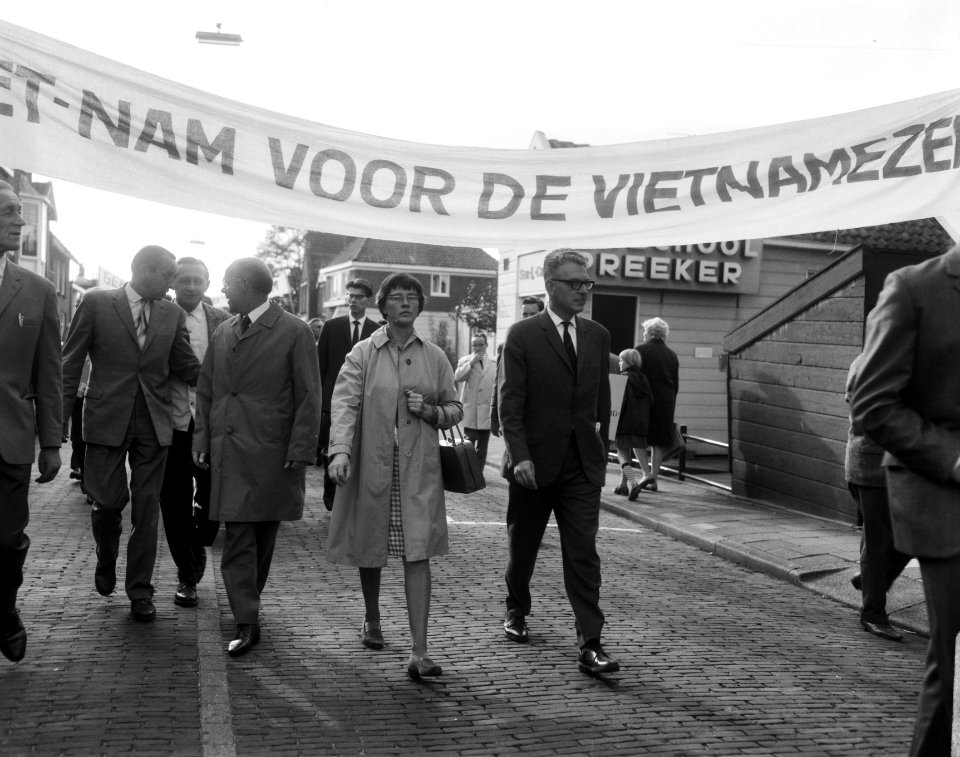 Demonstranten op weg naar het Amerikaans consulaat aan het Museumplein, Bestanddeelnr 919-6892