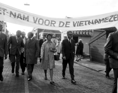 Demonstranten op weg naar het Amerikaans consulaat aan het Museumplein, Bestanddeelnr 919-6892