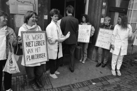 Demonstratie bij ingang gebouw Tweede Kamer tegen plan Dekker, Bestanddeelnr 934-2580