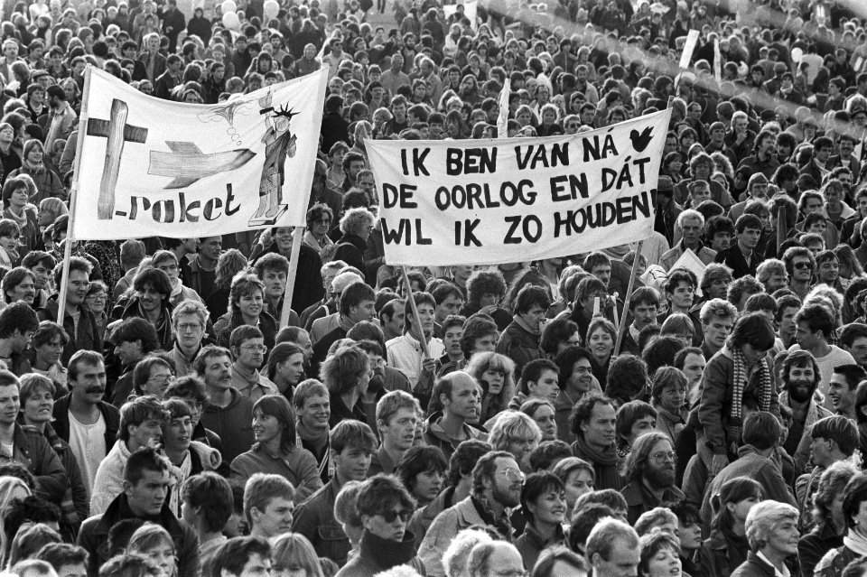 Demonstranten op het Malieveld met spandoek Ik ben van na de oorlog en dat wil , Bestanddeelnr 932-7497