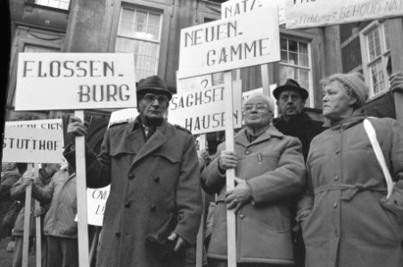 Demonstranten op het Binnenhof tegen vrijlating, Bestanddeelnr 934-3952 photo