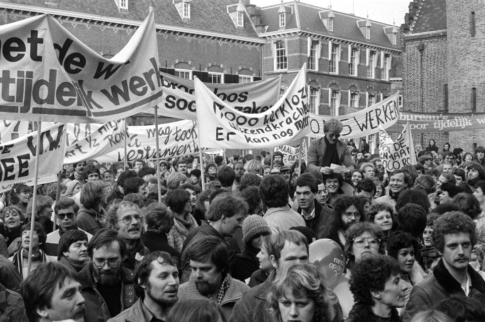 Demonstranten op het binnenhof, Bestanddeelnr 931-2735