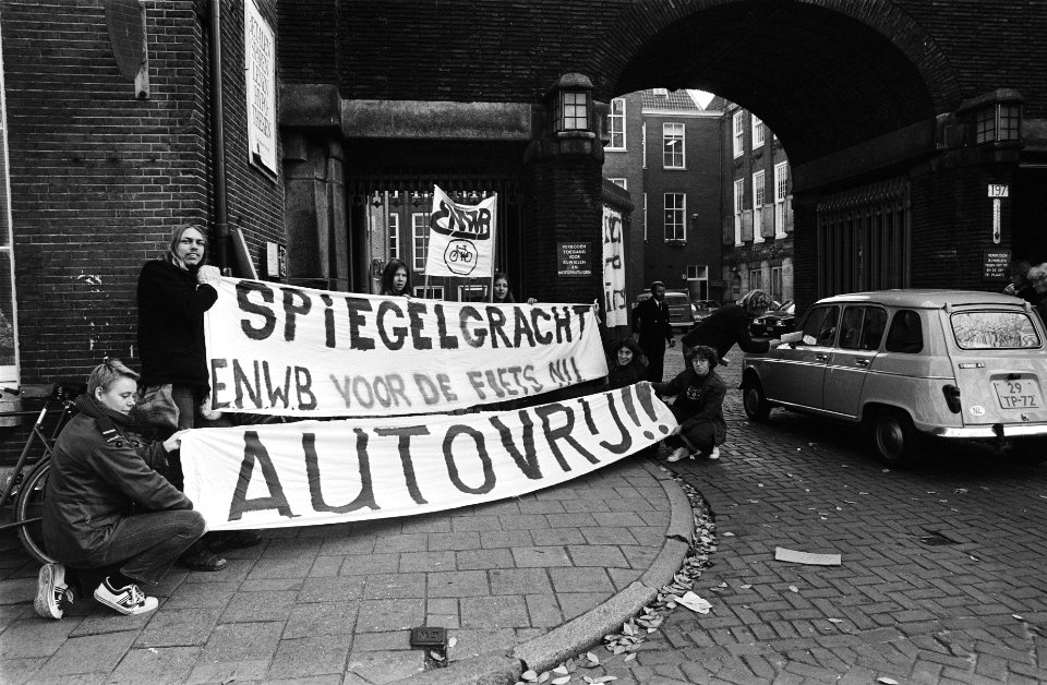 Demonstratie bij stadhuis in Amsterdam voor autovrije binnenstad, Bestanddeelnr 929-9846