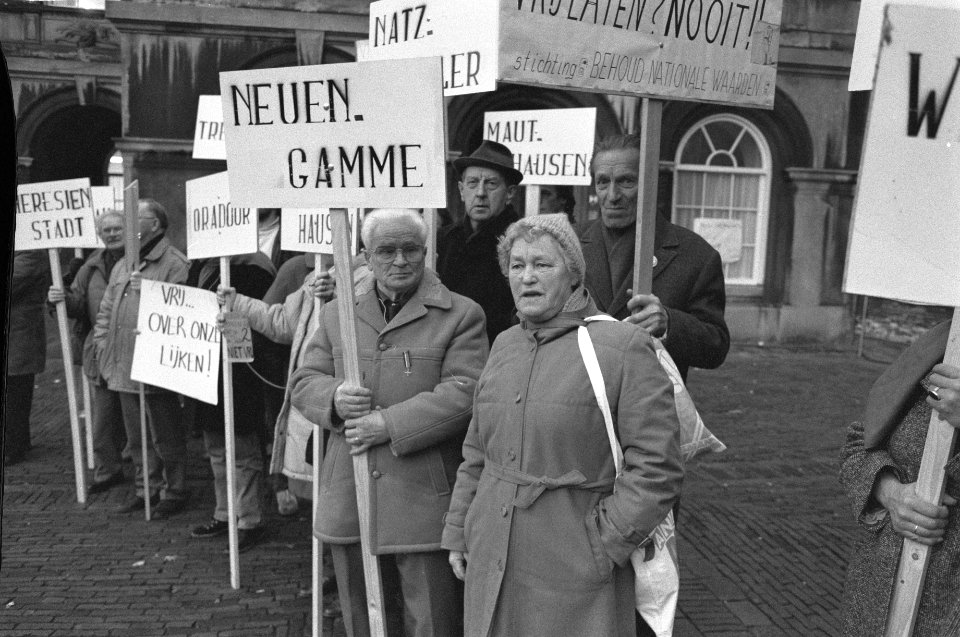 Demonstranten op het Binnenhof tegen vrijlating, Bestanddeelnr 934-3951