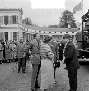 Delegaties uit de getroffen gebieden werden door H. M. ontvangen, Bestanddeelnr 905-6971