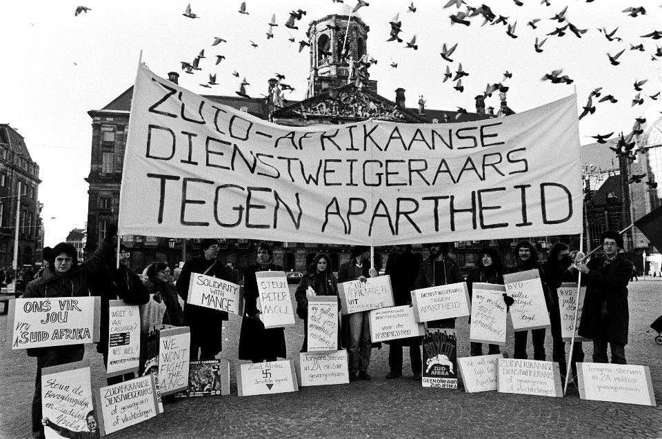 Demonstratie deserteurs uit het Zuid Afrikaanse leger op de Dam, Bestanddeelnr 930-6195