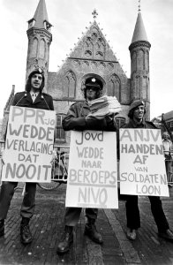 Demonstratie dienstplichtige militairen op Binnenhof tegen door regering voorgen, Bestanddeelnr 929-9945