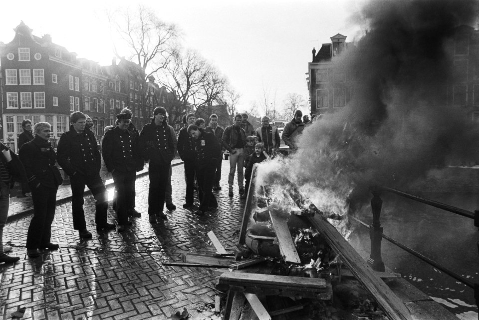 Demonstratie brandweer in Amsterdam tegen sluiting kazerne aan het Haarlemmerple, Bestanddeelnr 932-8461